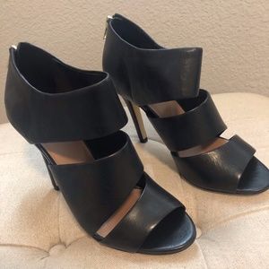 NWOT Ava & Aiden Black Leather Zip Heels Size 8